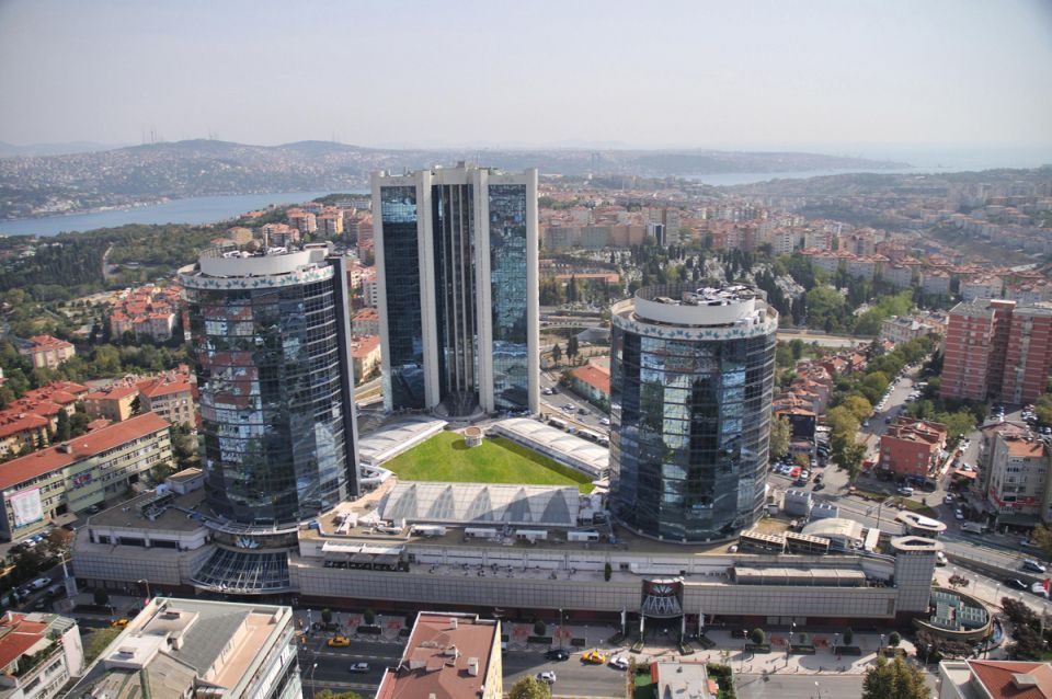 Der gesamte Akmerkez-Komplex mit seinen drei Türmen bei Tageslicht in Istanbul