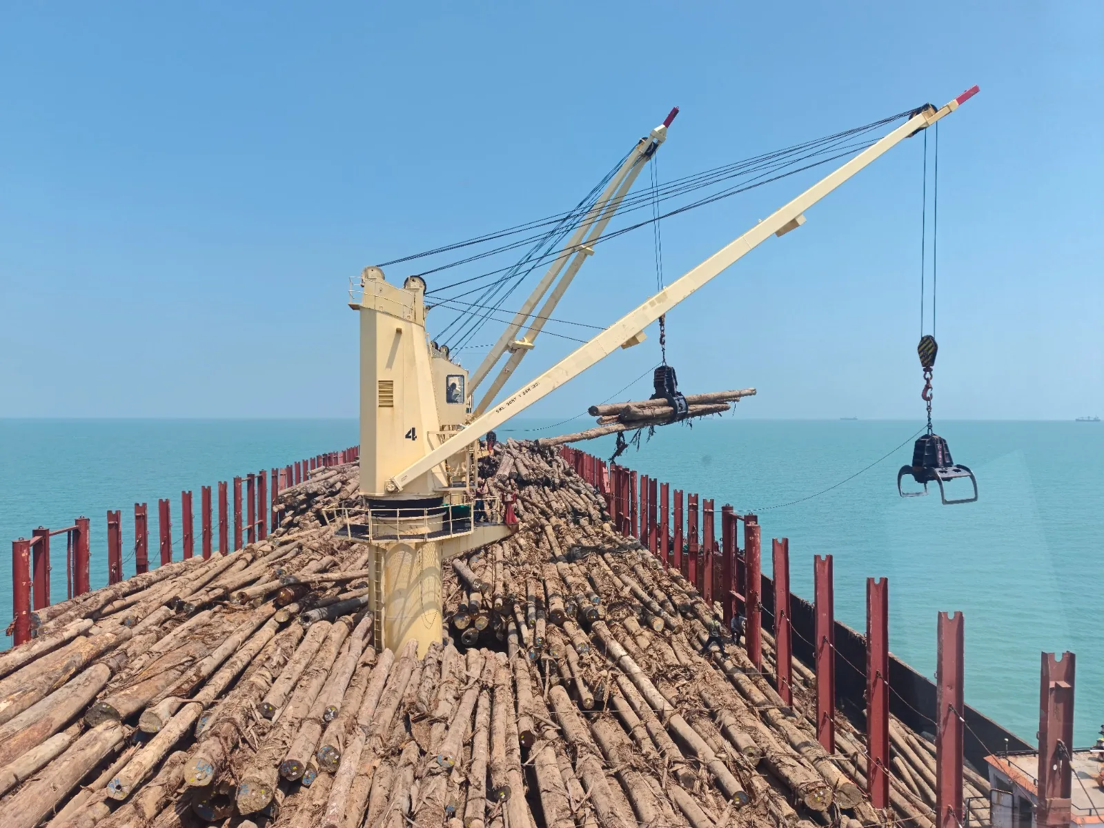 M/V PEARL IVY — मलेशिया में लकड़ी के लट्ठों की लदाई